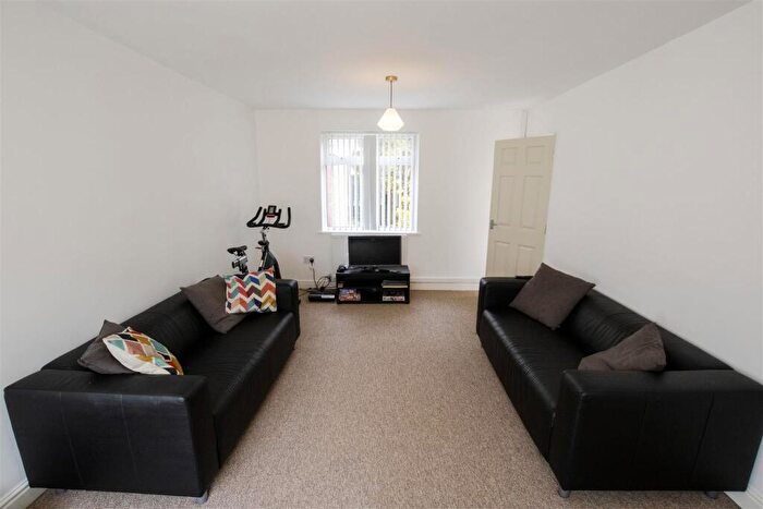 4 Bedroom House To Rent In Leahurst Crescent, Birmingham, West Midlands, B17