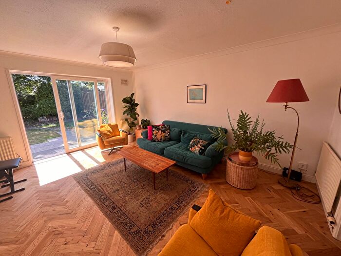 3 Bedroom Semi-Detached House To Rent In St Peters Rd, Swansea, SA3