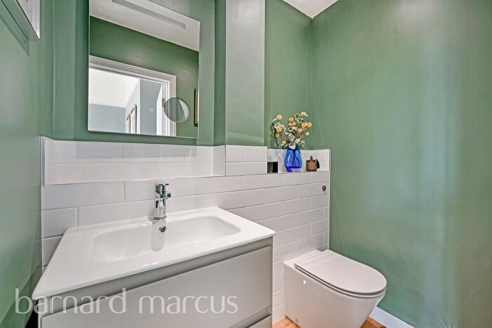 2 Bedroom Flat For Sale In Melrose Road, London, SW18