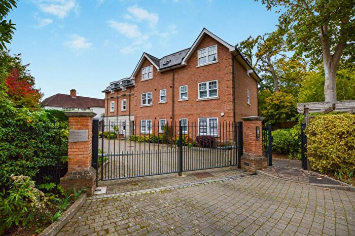 3 Bedroom Penthouse To Rent In Birchwood Drive, West Byfleet, Surrey, KT14