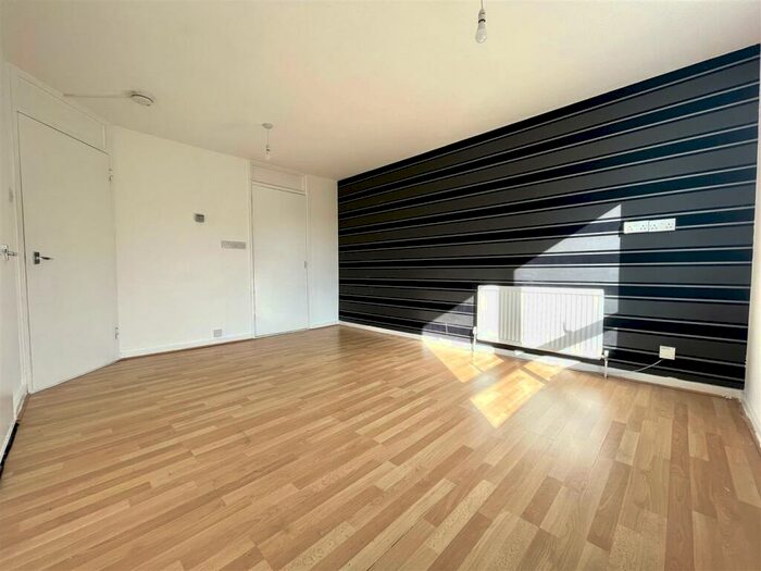 1 Bedroom Flat To Rent In Burncroft Avenue, Enfield, EN3