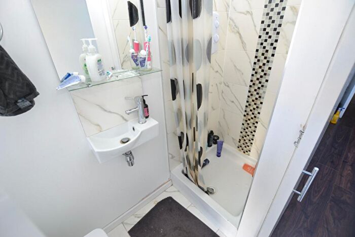 6 Bedroom Terraced House To Rent In Carbis Road, Limehouse, London, E14