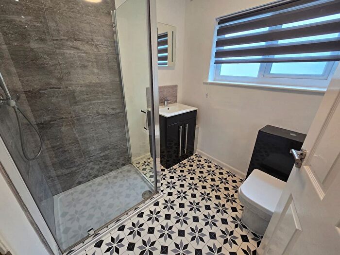 3 Bedroom Flat To Rent In High Road, Uxbridge, UB10