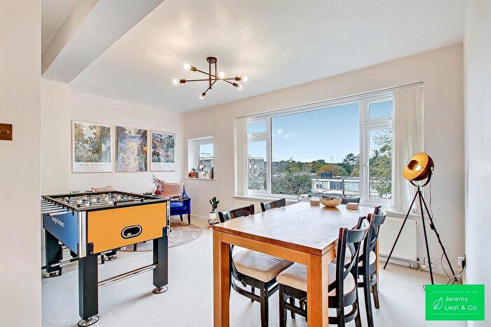 2 Bedroom Flat For Sale In Woodside Park Road, London, N12