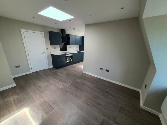 1 Bedroom Flat To Rent In Links Avenue, Morden, SM4