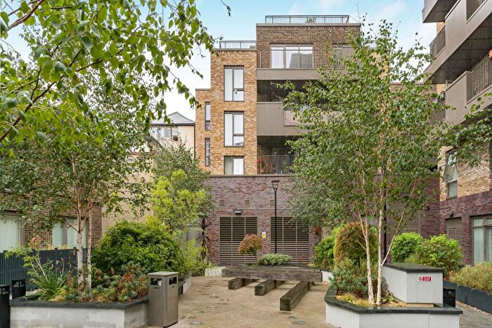 2 Bedroom Apartment For Sale In Wyndham Road, London, SE5
