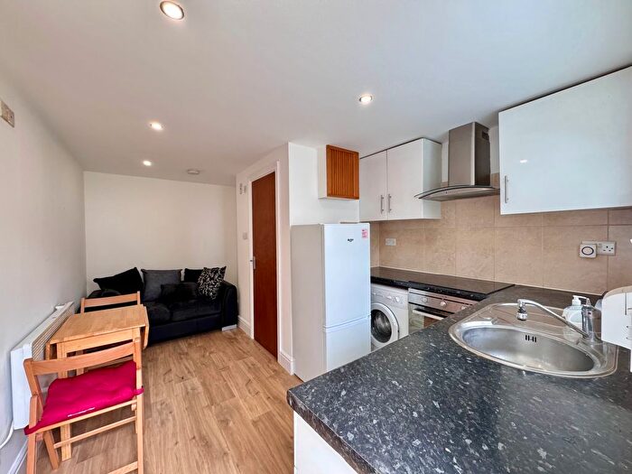 1 Bedroom Bungalow To Rent In Hallswelle Road, London, NW11