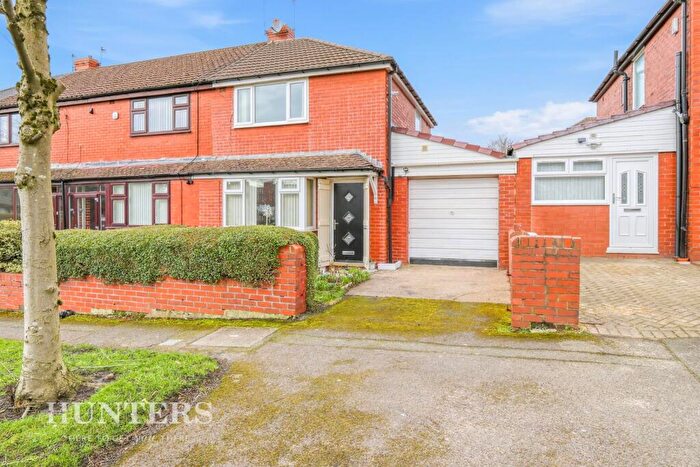 2 Bedroom Town House For Sale In College Avenue, Oldham, OL8