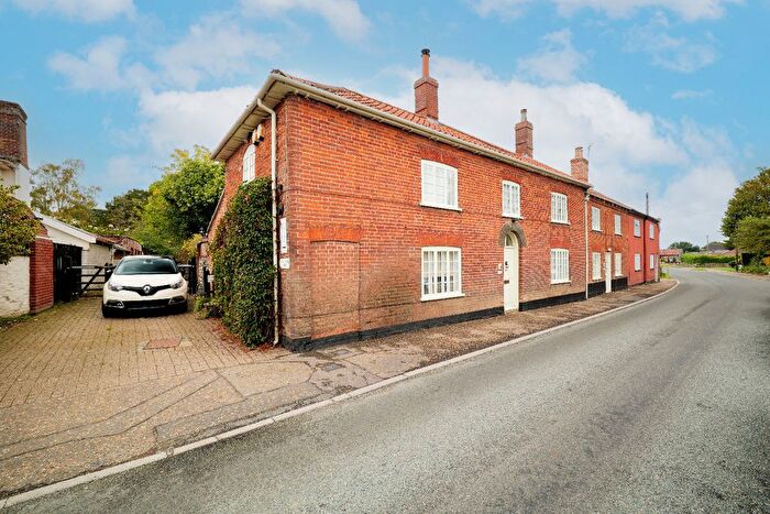 4 Bedroom Semi-Detached House For Sale In Dovecote House, Dereham Road, Higham, NR9