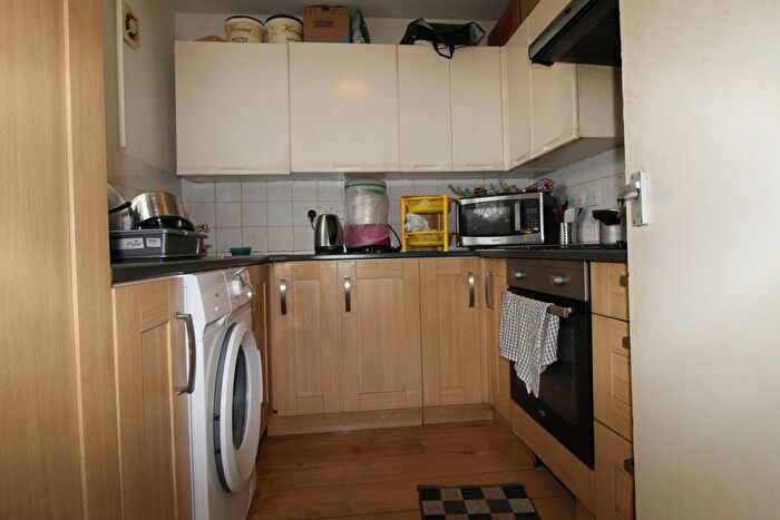 2 Bedroom Flat To Rent In Hadfield Close, Southall, UB1