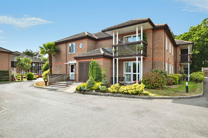 2 Bedroom Flat For Sale In Fernlea Avenue, Ferndown, BH22