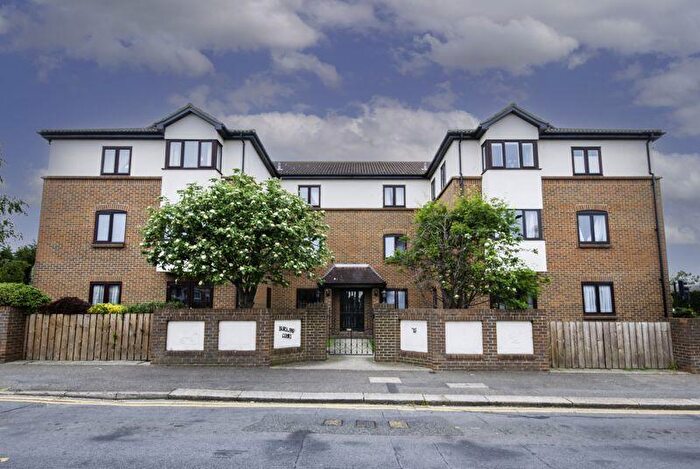 2 Bedroom Flat For Sale In Westleigh Avenue, Leigh-On-Sea, SS9