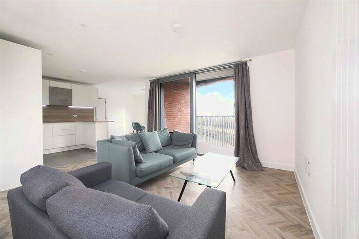 3 Bedroom Flat To Rent In Skyline Apartments, Makers Yard, London, E3