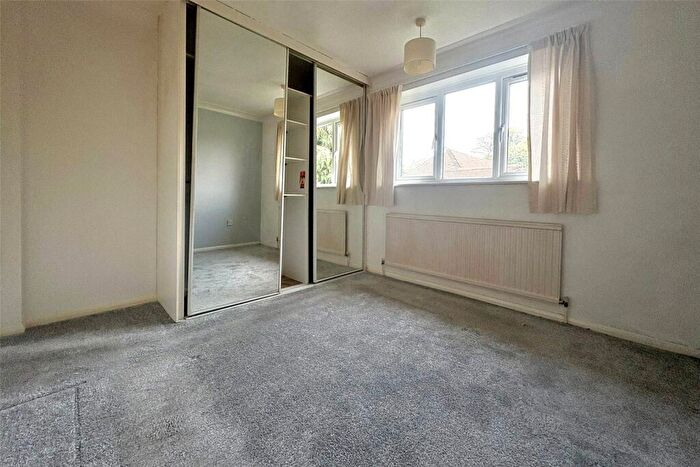 2 Bedroom Flat For Sale In Cherry Tree Close, Farnham, Surrey, GU9
