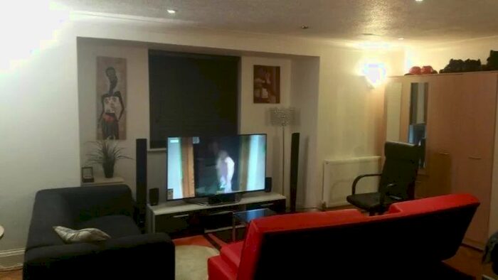 Studio To Rent In Holies Close, Streatham SW16