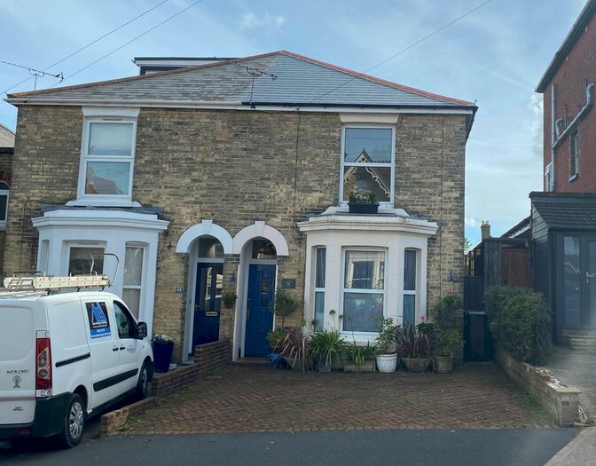 3 Bedroom Semi-Detached House To Rent In Mill Hill Road, PO31