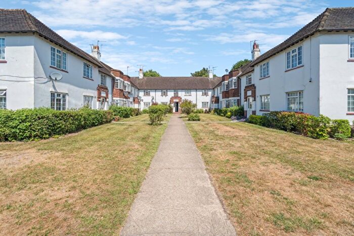 2 Bedroom Flat For Sale In Bathurst Walk, Richings Park, Iver, SL0