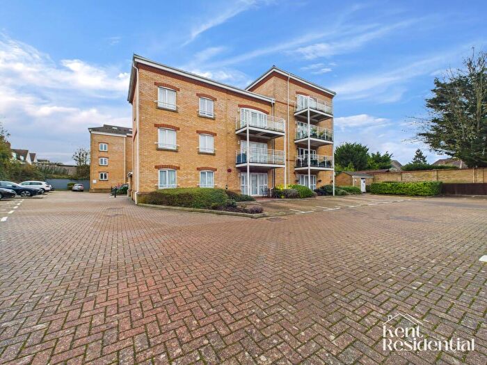 2 Bedroom Flat To Rent In Tonbridge Road, The Coach Yard, ME16