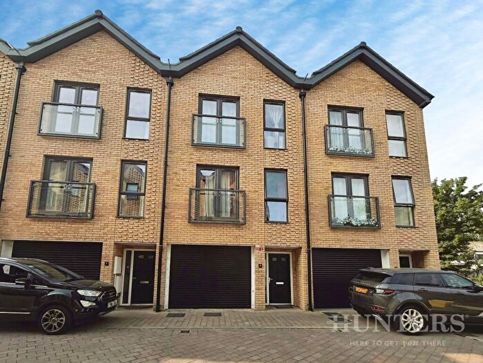 3 Bedroom Town House For Sale In Daffodil Close, Mitcham Junction, CR4