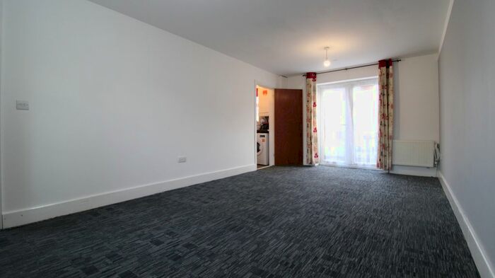 3 Bedroom End Of Terrace House To Rent In Southville Close, Feltham, TW14