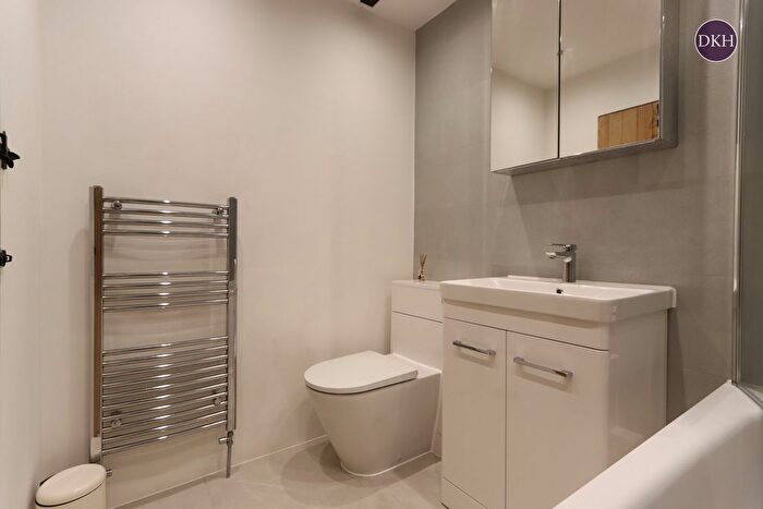 2 Bedroom Flat For Sale In Grove Mill Lane, Watford, Hertfordshire, WD17