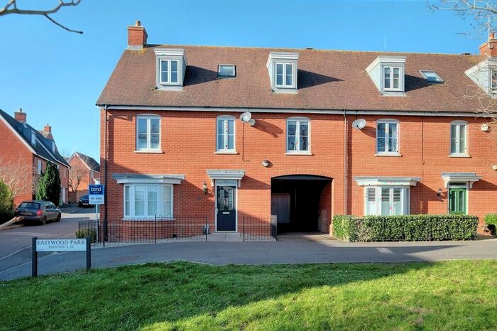 4 Bedroom Semi-Detached House To Rent In Eastwood Park, Great Baddow, Chelmsford, CM2