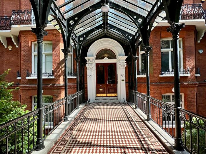 4 Bedroom Flat To Rent In Drayton Gardens, Chelsea, SW10