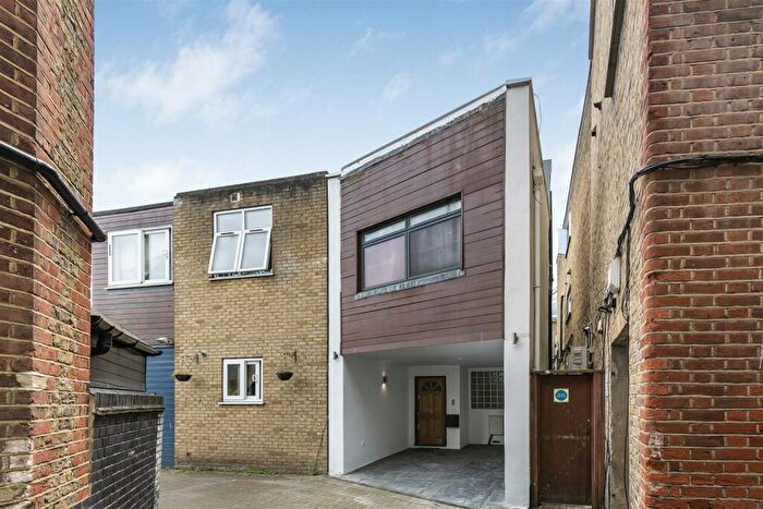 3 Bedroom Town House To Rent In Sheen Lane, East Sheen, SW14