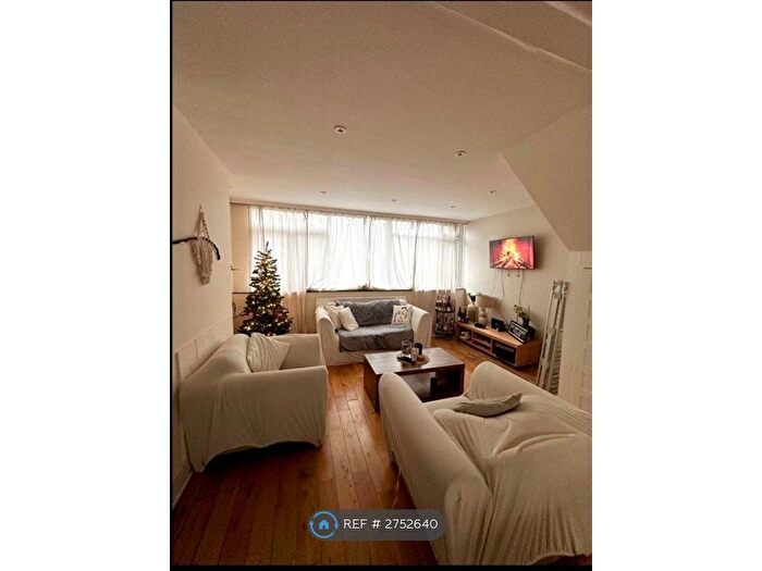 2 Bedroom Maisonette To Rent In Shoreham Close, London, SW18