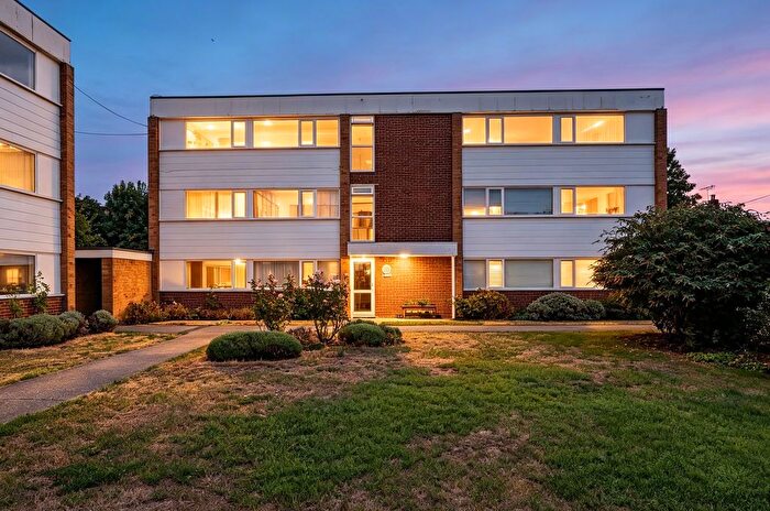 2 Bedroom Flat For Sale In Hazelbank Court, Chertsey, KT16