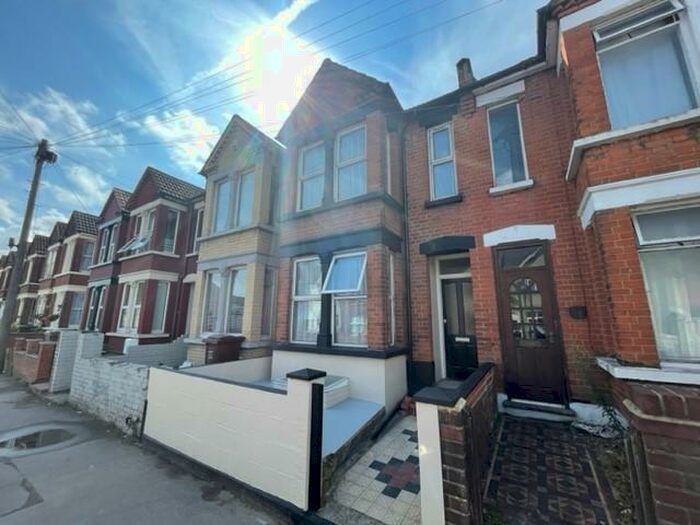 3 Bedroom House To Rent In Rainham Road, Chatham, ME5