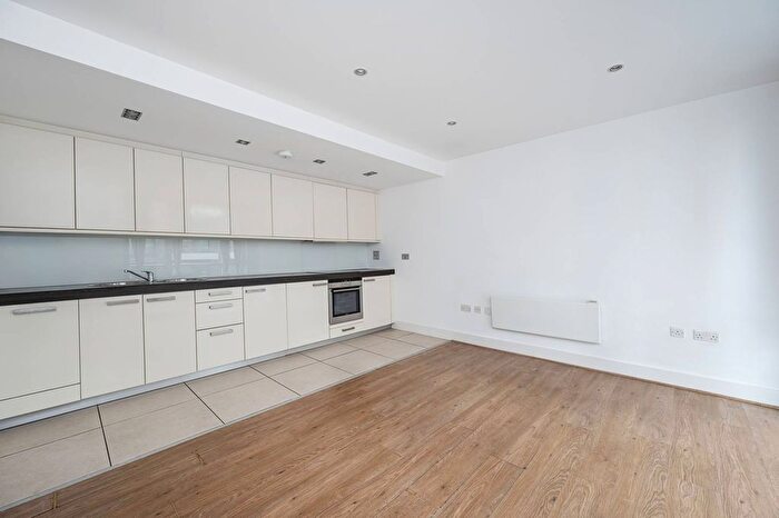 1 Bedroom Flat To Rent In Leman Street, Tower Hamlets, London, E1