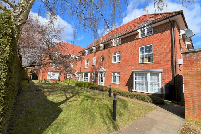 Apartment To Rent In The Cloisters, Welwyn Garden City., AL8