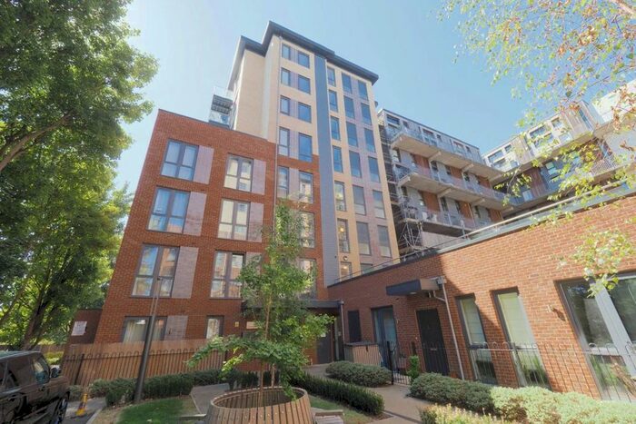 2 Bedroom Flat To Rent In Colonnade Gardens, London, W3