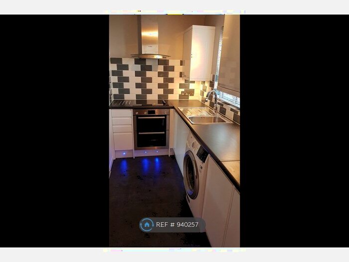 1 Bedroom End Of Terrace House To Rent In Hyacinth Close, Hampton, TW12