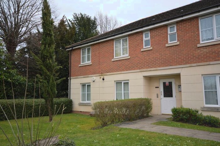 2 Bedroom Flat To Rent In St Lukes Court, Hatfield, AL10