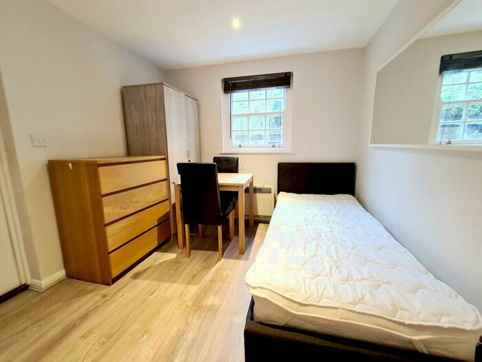 Flat To Rent In Offord Road, Islington, N1