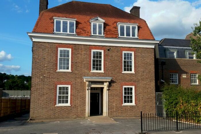 1 Bedroom Flat To Rent In Station Road North, Merstham, Redhill, RH1