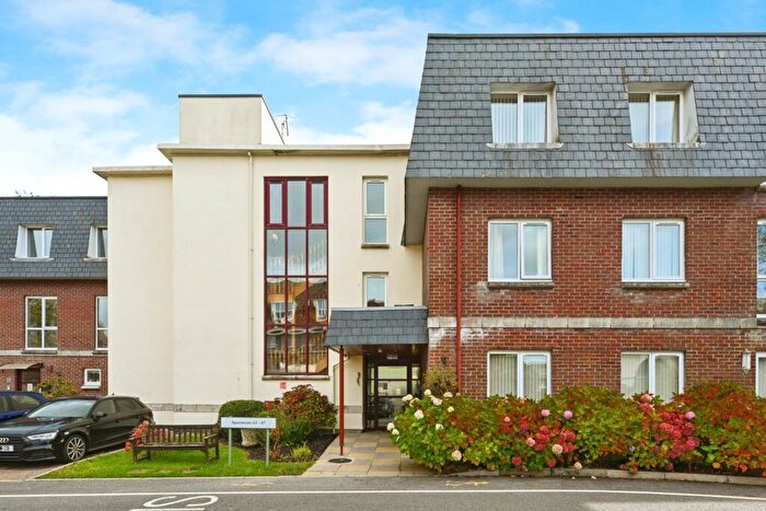 2 Bedroom Flat For Sale In Clyne Common, Swansea, SA3