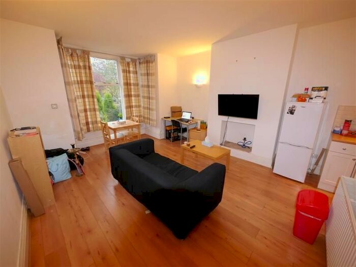 1 Bedroom Flat To Rent In Blenheim Square, Leeds, LS2