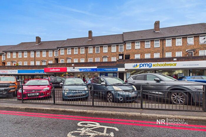 2 Bedroom Flat For Sale In Hook Road, Chessington, Surrey., KT9