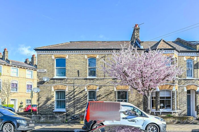 2 Bedroom Flat To Rent In Prairie Street, Battersea, London, SW8