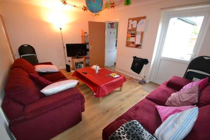 5 Bedroom End Of Terrace House To Rent In Blenheim Gardens, Reading, RG1