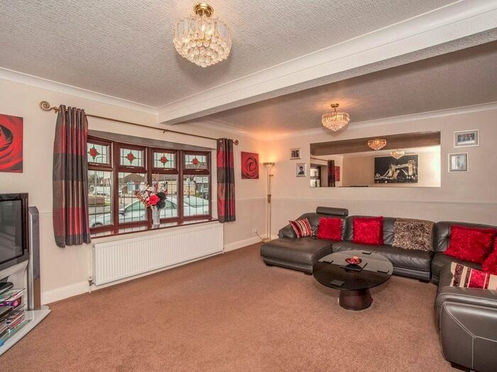 2 Bedroom Detached House To Rent In Upminster Road North, Rainham, RM13
