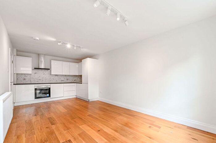 2 Bedroom Flat To Rent In Vaynor House, Holloway, London, N7