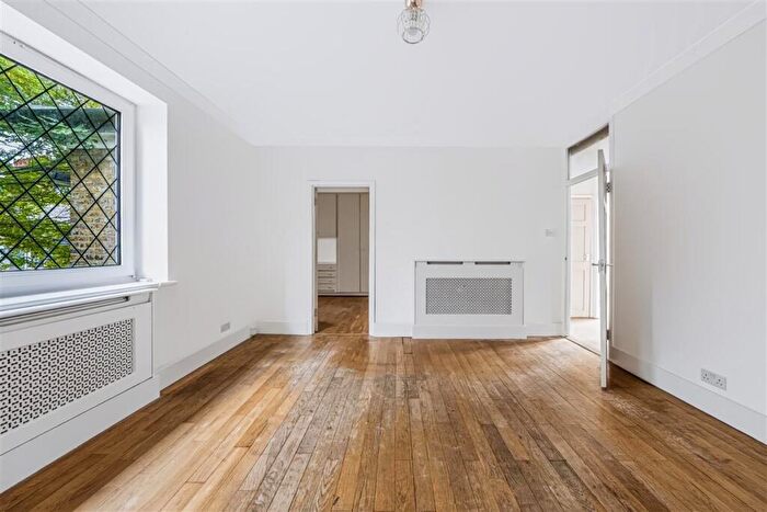 3 Bedroom Flat For Sale In York Road, SW11