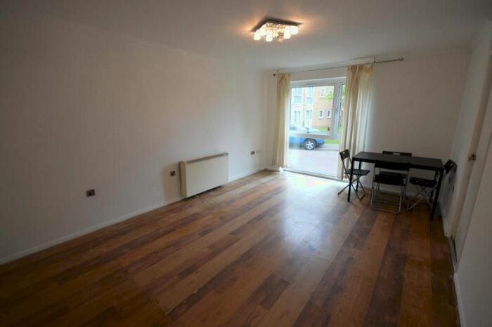 2 Bedroom Flat To Rent In Trotwood, Chigwell, Essex, IG7