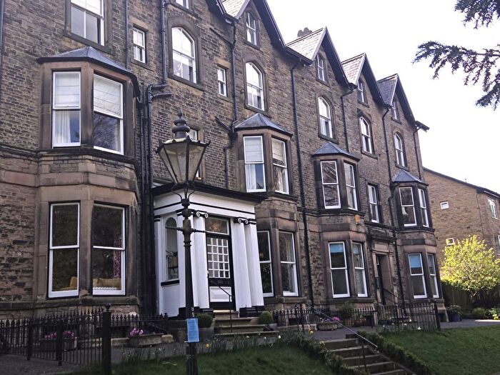2 Bedroom Flat To Rent In Broadwalk, Buxton, SK17