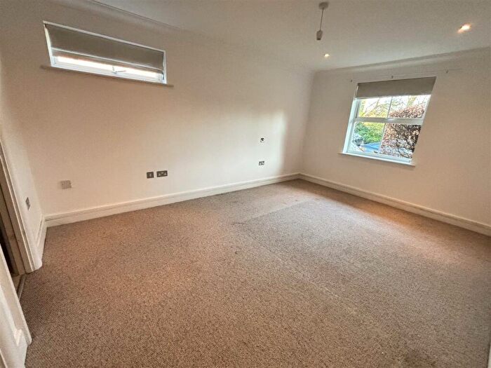 2 Bedroom Apartment For Sale In Tudor Court, London Road, Windlesham, GU20