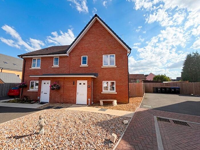 3 Bedroom Semi-Detached House For Sale In Walsingham Drive Daventry West Northamptonshire, NN11